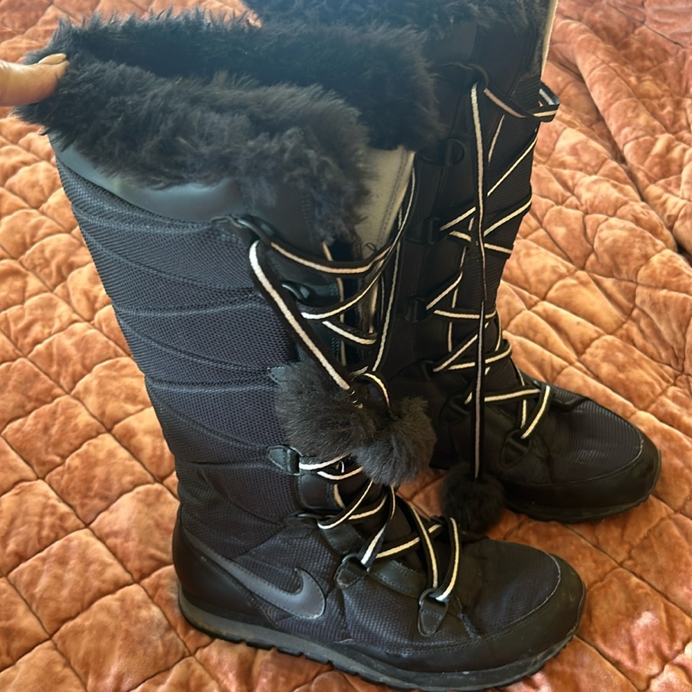 Nike black insulated high boot